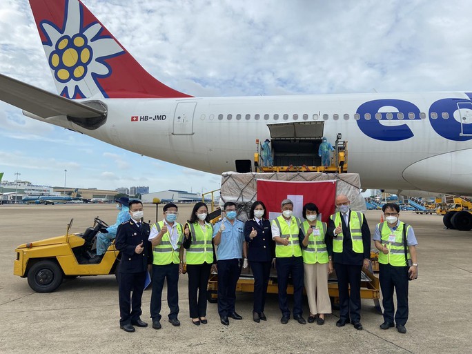 13 tấn thiết bị y tế của Thụy Sĩ gửi tặng đã đến sân bay Tân Sơn Nhất - Ảnh 1.