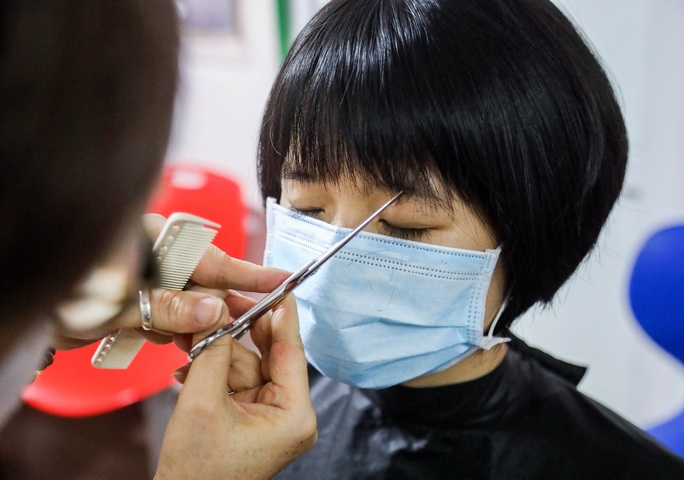 CLIP: Hơn 500 y bác sĩ tại Hà Nội cắt tóc gọn gàng sẵn sàng vào tuyến đầu chống dịch Covid-19 - Ảnh 8.