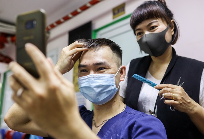 CLIP: Hơn 500 y bác sĩ tại Hà Nội cắt tóc gọn gàng sẵn sàng vào tuyến đầu chống dịch Covid-19 - Ảnh 12.