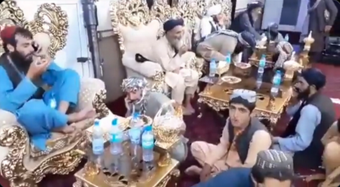 Taliban thưởng trà trong dinh thự xa hoa của lãnh chúa Afghanistan - Ảnh 2.