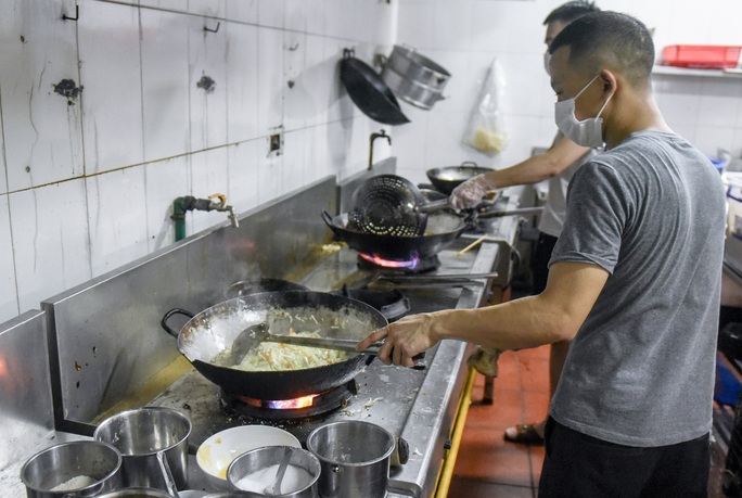 CLIP: Bếp ăn 0 đồng phục vụ đội ngũ y bác sĩ Bệnh viện Phổi Hà Nội - Ảnh 4.