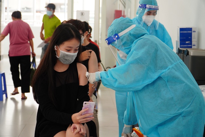 Người dân TP HCM tình nguyện tiêm vắc-xin Vero Cell - Ảnh 29.
