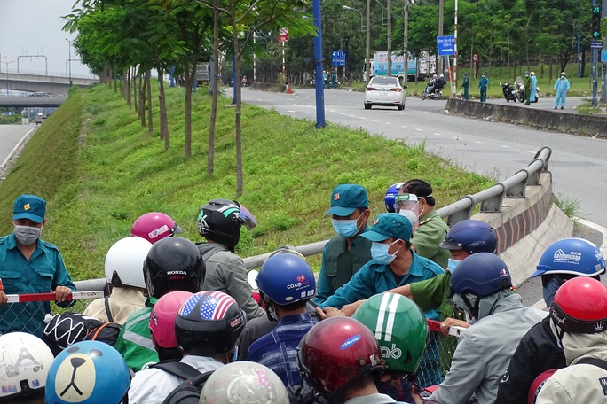 Hàng ngàn người về quê phải quay đầu xe tại cửa ngõ TP HCM - Ảnh 5.