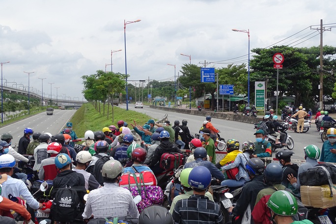 Hàng ngàn người về quê phải quay đầu xe tại cửa ngõ TP HCM - Ảnh 4.