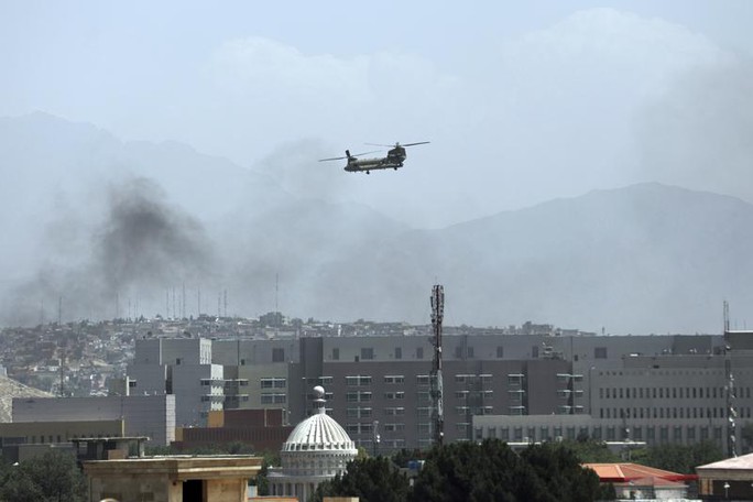 Quân đội Mỹ tiếp quản không phận sân bay Kabul giữa hỗn loạn - Ảnh 4.