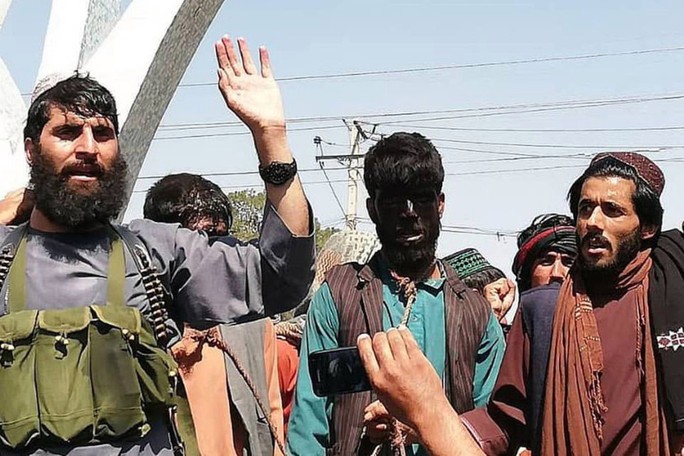 Afghanistan: Ám ảnh cảnh 2 người đàn ông diễu hành với thòng lọng quanh cổ - Ảnh 2.