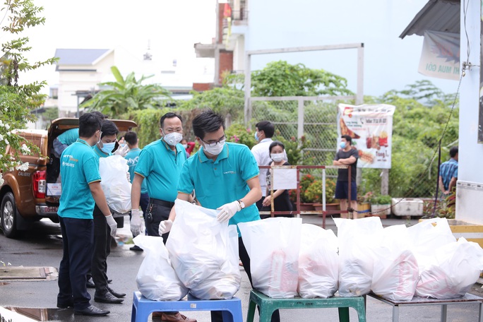 Đưa hơn nửa triệu phần quà Tấm lòng mùa dịch, san sẻ yêu thương đến tận tay người dân ở TP HCM - Ảnh 3.