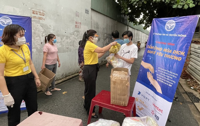 Đưa hơn nửa triệu phần quà Tấm lòng mùa dịch, san sẻ yêu thương đến tận tay người dân ở TP HCM - Ảnh 6.