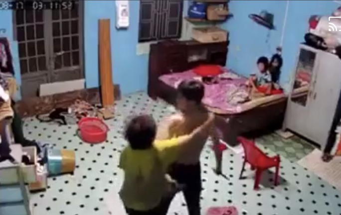 CLIP: Nam thanh niên dùng cây lau nhà đánh mẹ vì không cho mượn điện thoại - Ảnh 3. CLIP: Nam thanh niên dùng cây lau nhà đánh mẹ vì không cho mượn điện thoại - Ảnh 3.