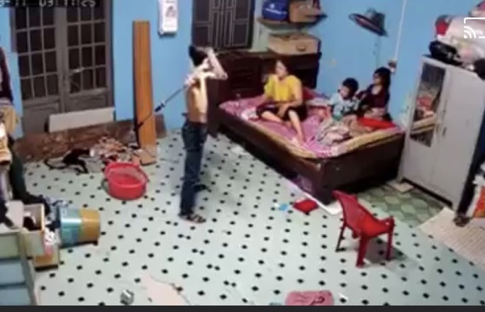 CLIP: Nam thanh niên dùng cây lau nhà đánh mẹ vì không cho mượn điện thoại - Ảnh 1. CLIP: Nam thanh niên dùng cây lau nhà đánh mẹ vì không cho mượn điện thoại - Ảnh 1.