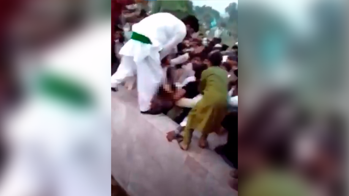Pakistan xấu hổ vụ 400 gã đàn ông sàm sỡ nữ Tiktoker ngoài đường - Ảnh 1.