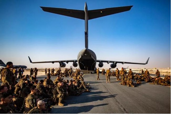 Mỹ công bố những bức ảnh đầu tiên về nỗ lực sơ tán khỏi Afghanistan  - Ảnh 1.