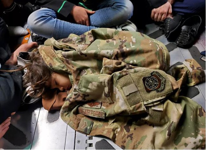 Mỹ công bố những bức ảnh đầu tiên về nỗ lực sơ tán khỏi Afghanistan  - Ảnh 5.