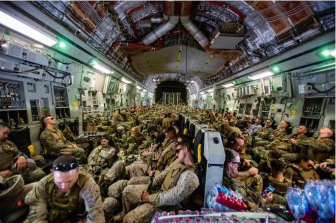 Mỹ công bố những bức ảnh đầu tiên về nỗ lực sơ tán khỏi Afghanistan  - Ảnh 2.