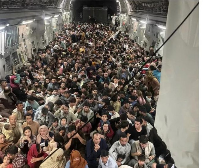 Mỹ công bố những bức ảnh đầu tiên về nỗ lực sơ tán khỏi Afghanistan  - Ảnh 7.
