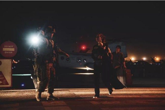 Mỹ công bố những bức ảnh đầu tiên về nỗ lực sơ tán khỏi Afghanistan  - Ảnh 3.
