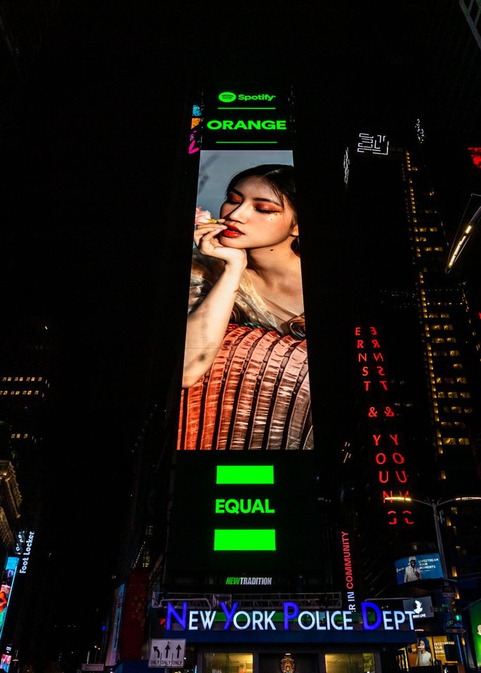 Ca sĩ Việt Orange xuất hiện trên bảng quảng cáo ở New York - Ảnh 3.