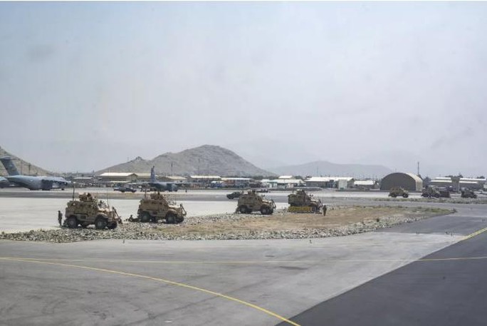 Mỹ công bố những bức ảnh đầu tiên về nỗ lực sơ tán khỏi Afghanistan  - Ảnh 6.