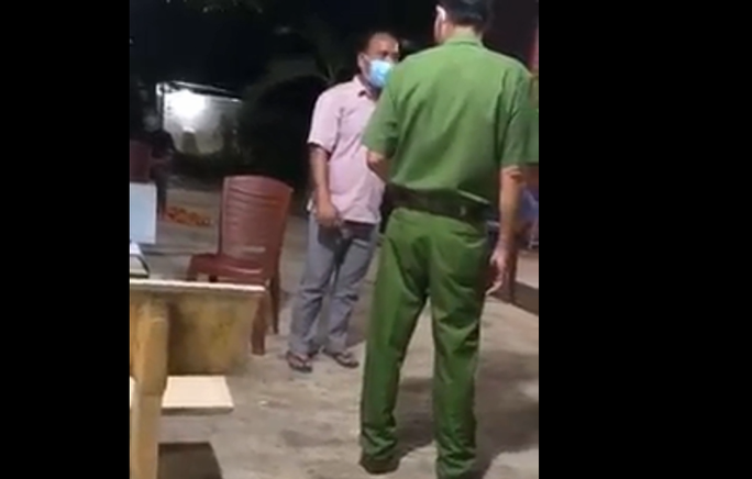 CLIP: Tụ tập 7 người ăn nhậu còn thách thức còng tay đi, tôi không ngán đâu! - Ảnh 1.