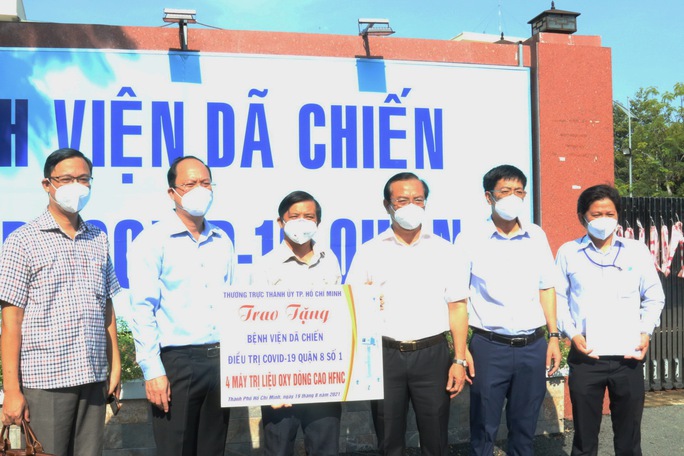 Phó Bí thư Thành ủy TP HCM Nguyễn Hồ Hải thăm, tặng quà Bệnh viện dã chiến điều trị Covid-19 quận 8 số 1 - Ảnh 1.