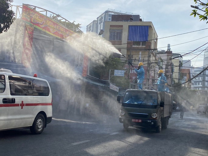 Bộ Y tế yêu cầu không phun hóa chất khử khuẩn ngoài trời, phun hoá chất vào người - Ảnh 1. Bộ Y tế yêu cầu không phun hóa chất khử khuẩn ngoài trời, phun hoá chất vào người - Ảnh 1.