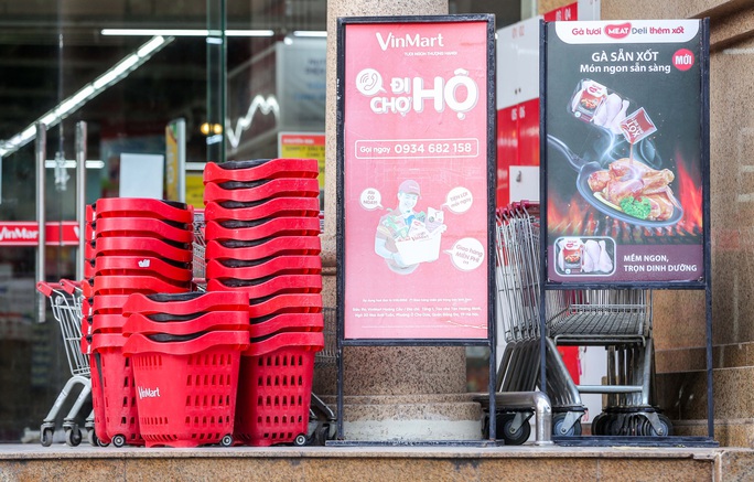 Cận cảnh nhiều siêu thị và cửa hàng VinMart/VinMart+ tạm đóng cửa - Ảnh 12.