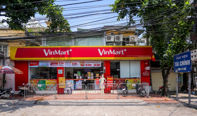 Cận cảnh nhiều siêu thị và cửa hàng VinMart/VinMart+ tạm đóng cửa - Ảnh 14.