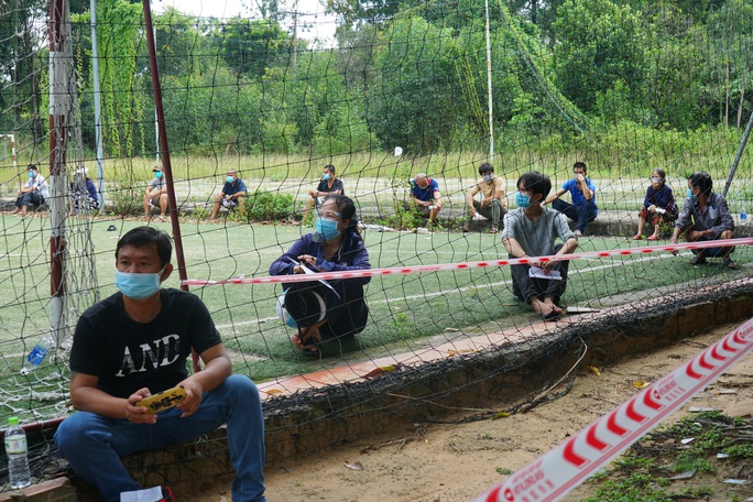 TP HCM: Tiêm vắc-xin Covid-19 cho người dân trong khu phong tỏa - Ảnh 2.