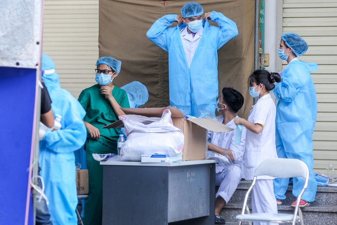 CLIP: Hàng trăm nhân viên y tế lấy mẫu liên quan chùm ca nhiễm SARS-CoV-2 phức tạp - Ảnh 8.