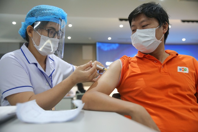 Vì sao Việt Nam chưa tiêm vắc-xin Covid-19 cho người dưới 18 tuổi? - Ảnh 1.
