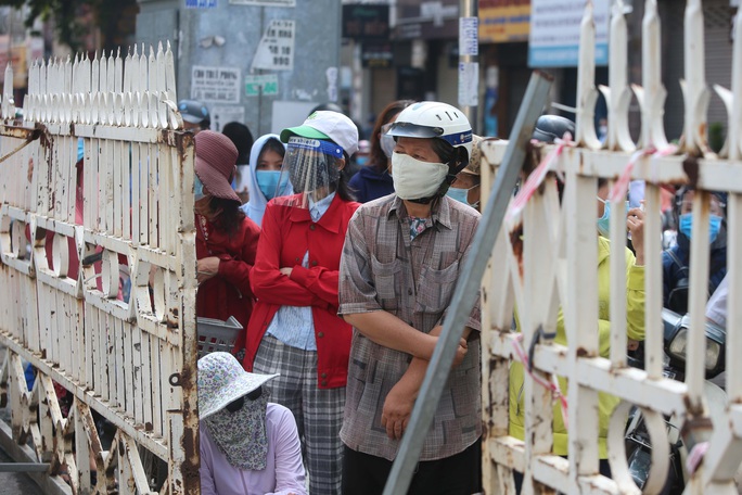 Siêu thị, cửa hàng tiện lợi, nhà thuốc ở TP HCM đông nghịt người từ sáng đến trưa 21-8 - Ảnh 2.