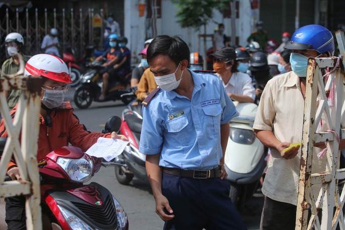 Siêu thị, cửa hàng tiện lợi, nhà thuốc ở TP HCM đông nghịt người từ sáng đến trưa 21-8 - Ảnh 4.