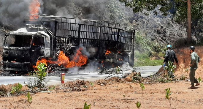 Quảng Nam: Xe tải bốc cháy dữ dội, cháy lan ra rừng keo của người dân - Ảnh 4.