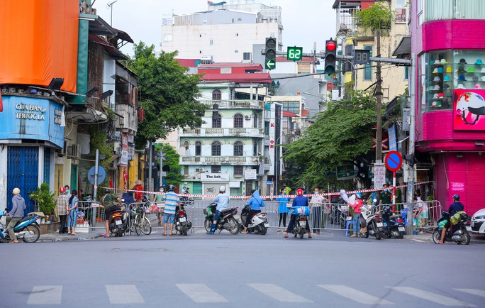 CLIP: Thiết lập khu cách ly y tế 2 phường ở Hà Nội với 21.000 dân - Ảnh 17.