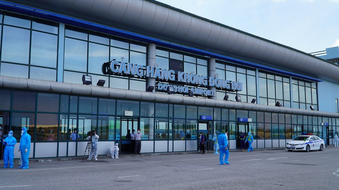Hai chuyến bay chở gần 400 bà bầu, trẻ em từ TP HCM về đến Quảng Bình - Ảnh 13.