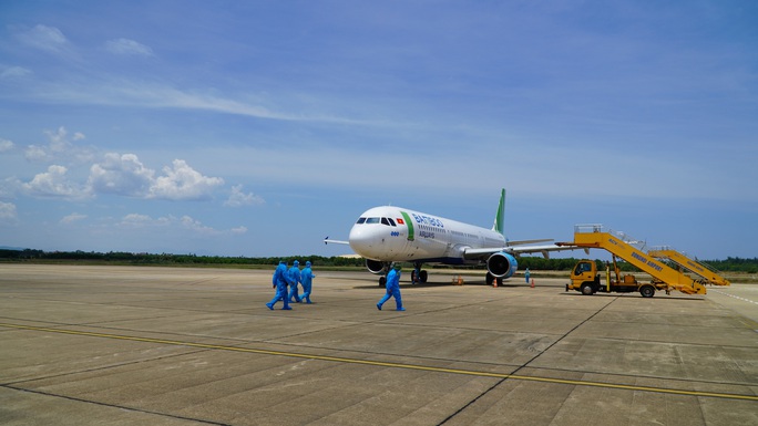 Hai chuyến bay chở gần 400 bà bầu, trẻ em từ TP HCM về đến Quảng Bình - Ảnh 1.