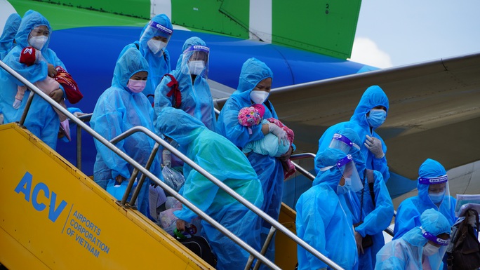 Hai chuyến bay chở gần 400 bà bầu, trẻ em từ TP HCM về đến Quảng Bình - Ảnh 6.