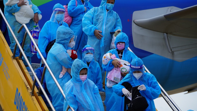 Hai chuyến bay chở gần 400 bà bầu, trẻ em từ TP HCM về đến Quảng Bình - Ảnh 11.