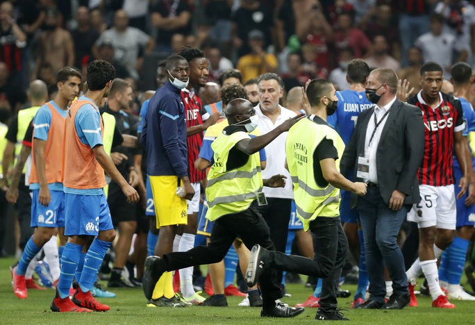 CLIP: Cầu thủ xô xát với khán giả khiến trận đấu ở Ligue 1 bị hủy - Ảnh 4.