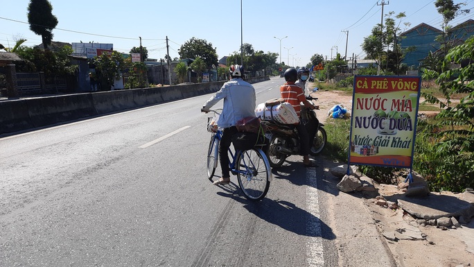 Đi bộ từ Quảng Ngãi về quê, chàng trai Thanh Hóa được bà con Quảng Nam tặng tiền, xe máy - Ảnh 3.