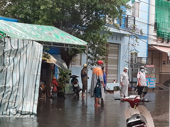 Nhân viên y tế ở Phú Quốc nghi mắc Covid-19, thợ hớt tóc tại Cà Mau dương tính - Ảnh 2.