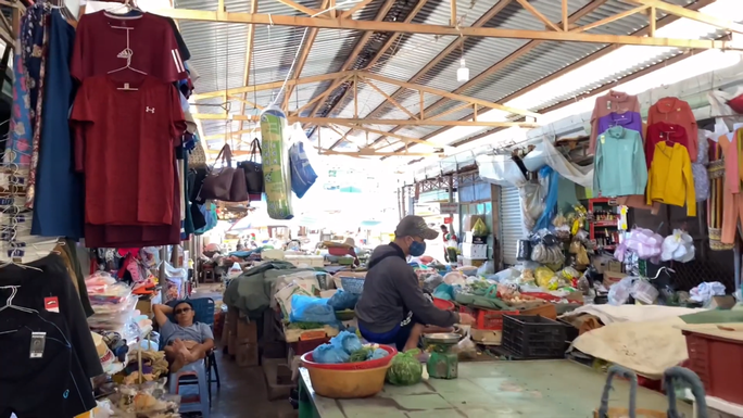 Bình Định tạm dừng hoạt động chợ hải sản cạnh ổ dịch trong Bệnh viện Đa khoa tỉnh - Ảnh 2.