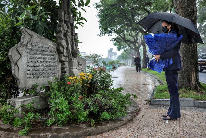 Phó Tổng thống Mỹ Kamala Harris đặt hoa tại đài kỷ niệm bên hồ Trúc Bạch - Ảnh 1.