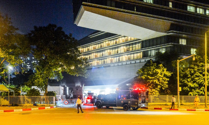 CLIP: Dàn xe đặc chủng của mật vụ Mỹ tháp tùng Phó Tổng thống Kamala Harris tại Hà Nội - Ảnh 11.