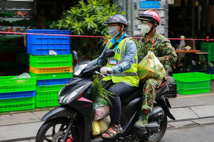 Xúc động hình ảnh anh bộ đội đi chợ giúp dân ở TP HCM - Ảnh 9.