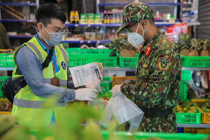 Xúc động hình ảnh anh bộ đội đi chợ giúp dân ở TP HCM - Ảnh 2.