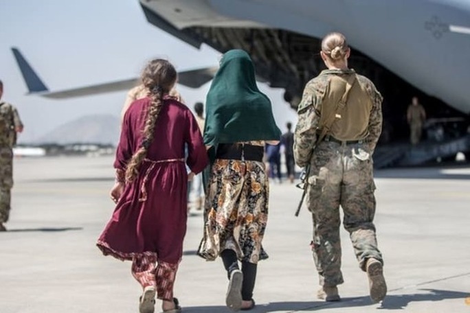 Chưa hết hoảng loạn, sân bay Kabul sắp chịu loạt tấn công khủng bố? - Ảnh 1.