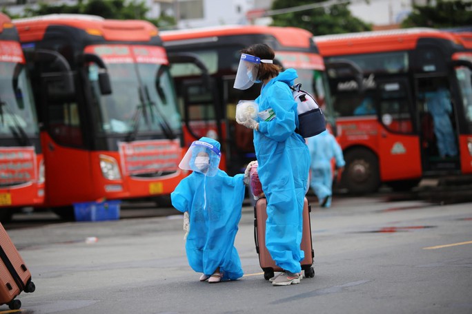 Thêm 25 xe khách Phương Trang đưa 600 người dân Phú Yên về quê - Ảnh 1.