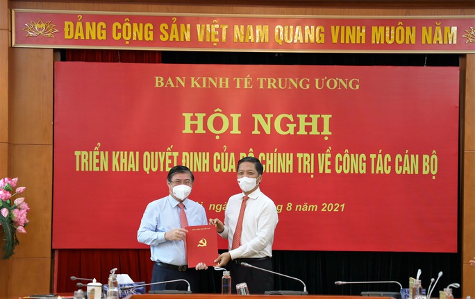 Ông Nguyễn Thành Phong chính thức làm Phó Ban Kinh tế Trung ương - Ảnh 1.