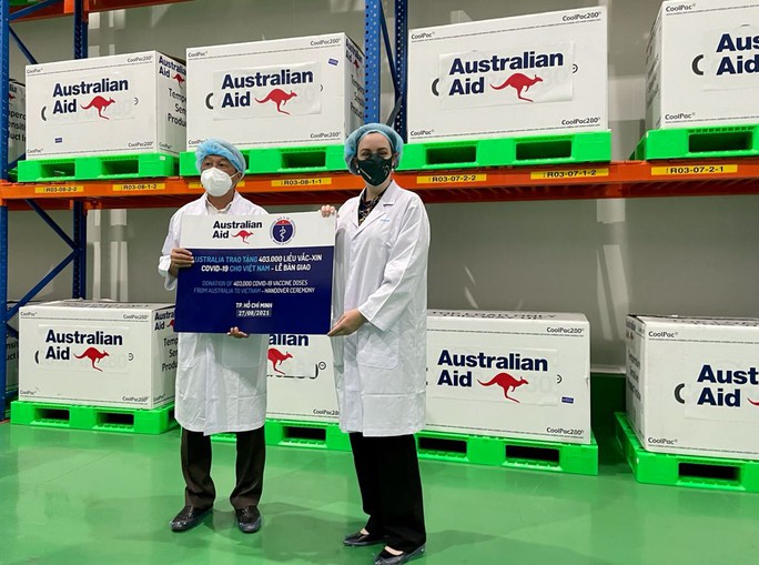 Úc trao 403.000 liều vắc-xin viện trợ tại TP HCM - Ảnh 1.